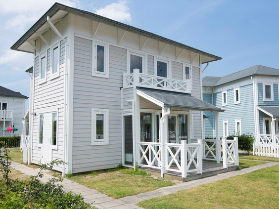 Een luxe, vrijstaande vakantievilla met veranda in maritieme stijl op Vakantiepark Cape Helius.