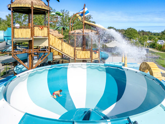 Detail van de spectaculaire Space Bowl waterglijbaan in het buitenbad