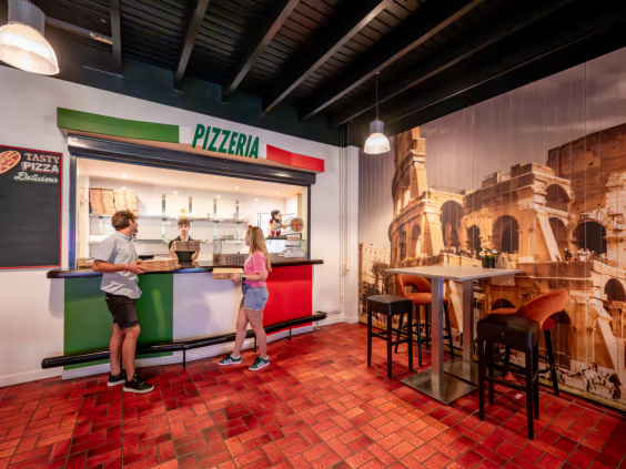 De moderne counter van de pizzeria en snackbar voor afhaalmaaltijden