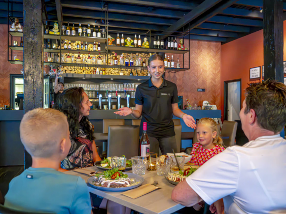 Het sfeervolle interieur van de bar en het restaurant op de camping in Hardenberg