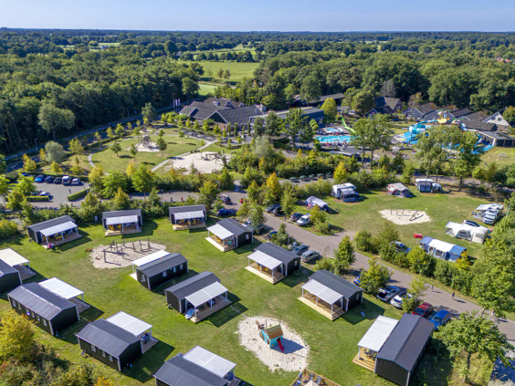 Luchtfoto van de moderne vakantiewoningen en houten lodges in de natuur