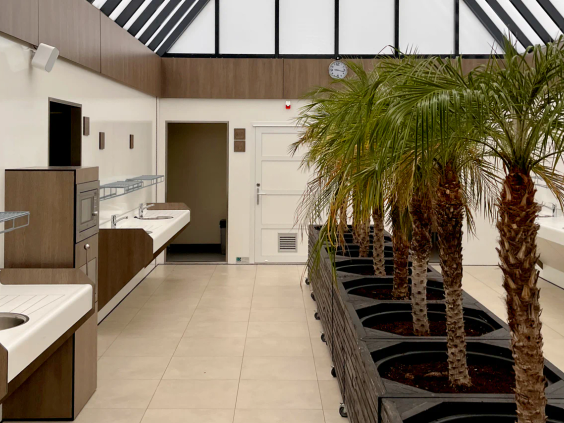 Schoon en modern interieur van een sanitairgebouw op camping de Belten