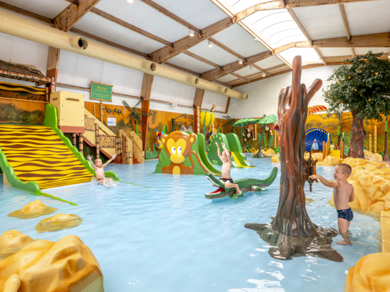 De overdekte waterspeeltuin met interactieve elementen en kleurrijke figuren