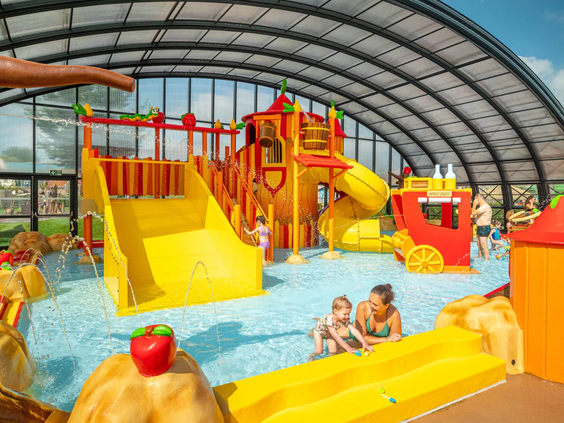 Het overdekte waterpark Holle Bolle Plons met glijbanen en waterspeeltuin