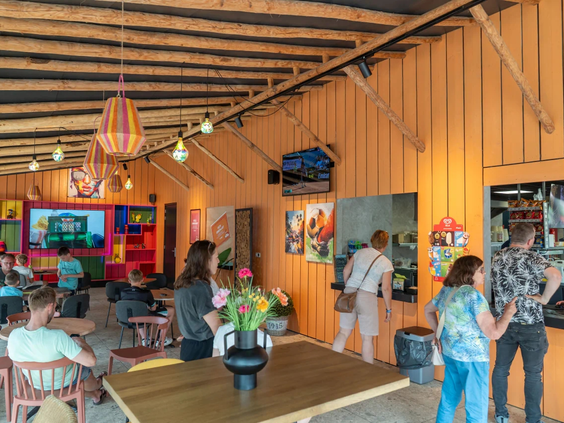 De centrale indoor plaza met winkeltjes en horeca op de camping