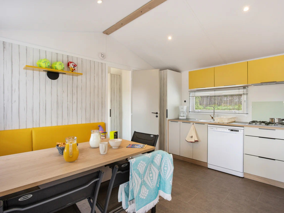 Moderne en volledig ingerichte keuken in een luxe stacaravan op de Bongerd