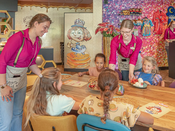 Kinderen maken creatieve kunstwerken in de Kids Club