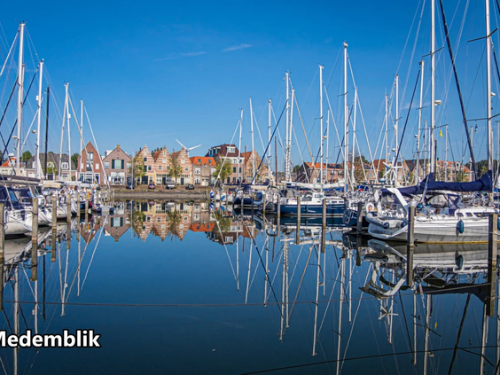 Een sfeervolle jachthaven met bootjes in de buurt van Tuitjenhorn