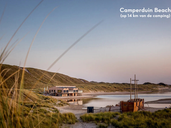 Uitzicht op de duinen en het strand van de Noord-Hollandse kust nabij de camping