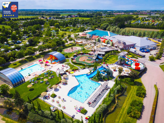Luchtfoto van het grote waterpark en buitenzwembad van Capfun de Bongerd in Tuitjenhorn