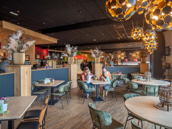 Het sfeervolle interieur van het familierestaurant op de camping