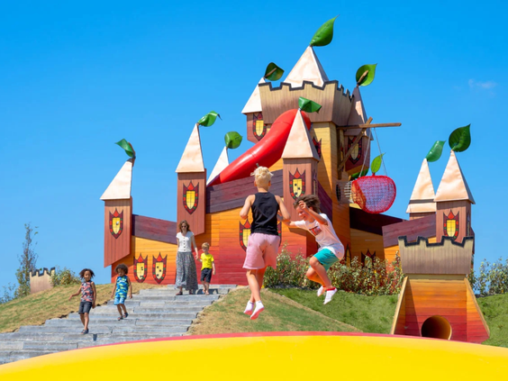 Een kleurrijk speelkasteel in de buitenspeeltuin van camping de Bongerd