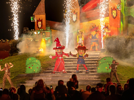 Het animatieteam geeft een spectaculaire show op het podium voor kinderen