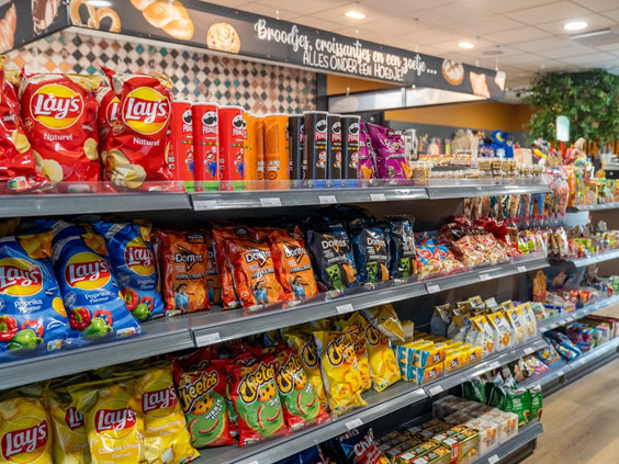 De goed gesorteerde campingwinkel op het park voor dagelijkse boodschappen