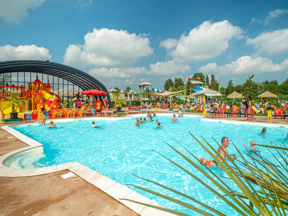 Het grote verwarmde buitenzwembad van Capfun De Bongerd in de zon.