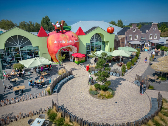 Het gezellige terras en de entree bij de centrale plaza van de camping