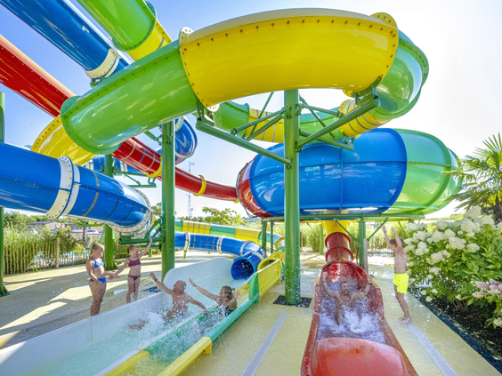 Spectaculaire kronkelende waterglijbanen in het waterpark