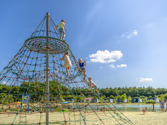 Grote touwpiramide om in te klimmen voor stoere kinderen