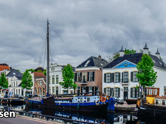 Sfeervolle gracht in een historisch stadje Assen in de omgeving van Drenthe