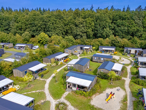 Luchtfoto van de moderne lodges en ruime kampeerplekken in het groen