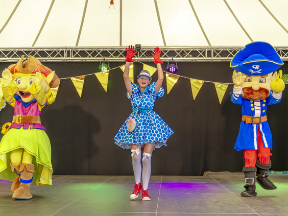 Spectaculaire show met mascottes op het podium van de camping