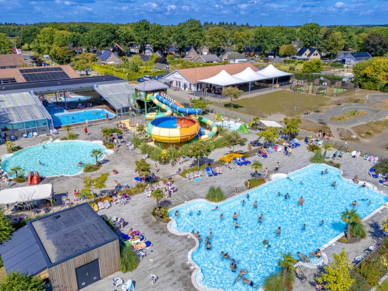 Luchtfoto van het grote waterpark en zwembad van Capfun de Fruithof in Kniepe