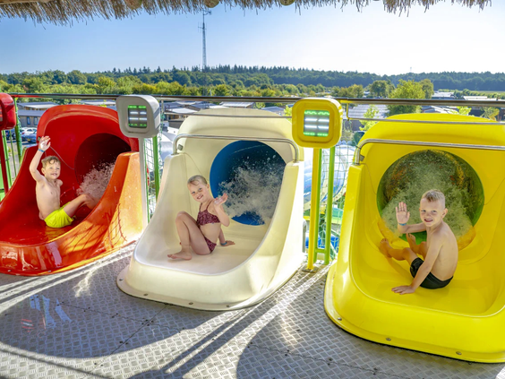 Glijbanen met meerdere banen en kleurrijke rijen in zwemparadijs