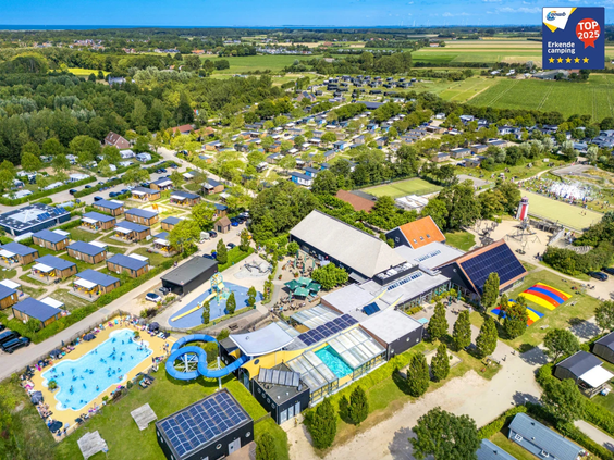 Overzichtsfoto van bovenaf van de kampeerplekken en faciliteiten op camping de Pekelinge