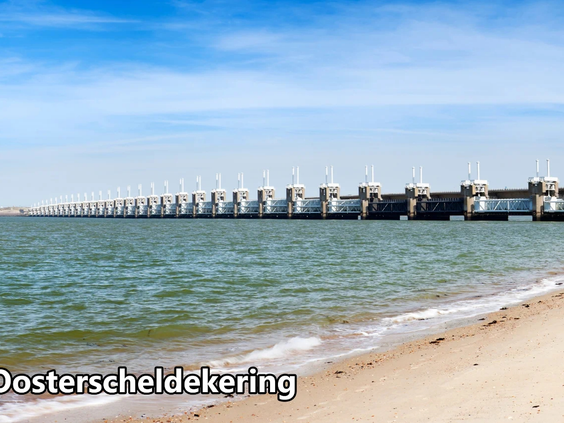 Uitzicht op de indrukwekkende Oosterscheldekering en het strand in Zeeland