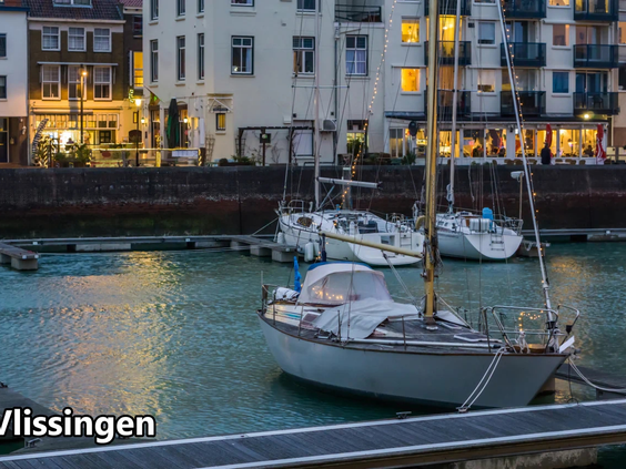 De haven van Vlissingen met bootjes en historische gebouwen nabij de camping