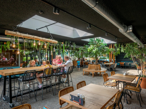Het sfeervolle en moderne interieur van het restaurant op camping de Pekelinge