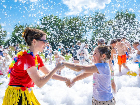 Kinderen vieren feest tijdens een grote schuimparty op Capfun de Pekelinge