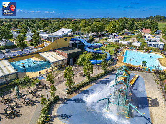Luchtfoto van het grote waterpark en buitenzwembad van Capfun de Pekelinge in Zeeland