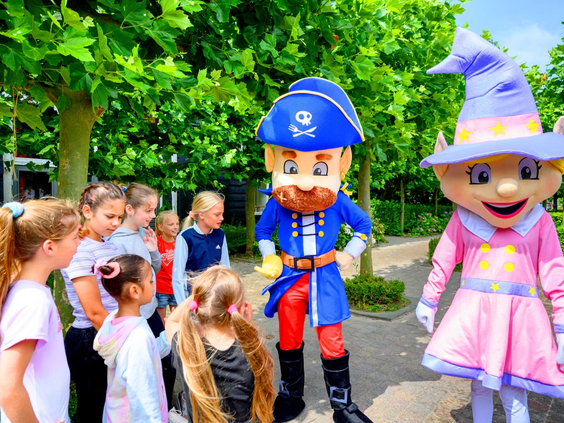 Kinderen dansen en lachen met de vrolijke mascottes van het Capfun animatieteam