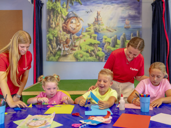 Kinderen knutselen en kleuren samen met het animatieteam in de Kids Club