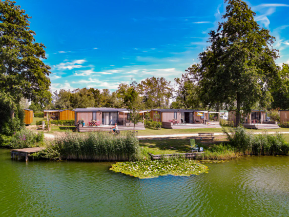 Luxe chalets en lodges gelegen direct aan de rand van de vijver op de Rotonde