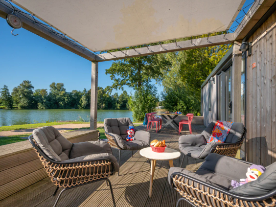 Sfeervol terras van het restaurant met uitzicht over het kabbelende water