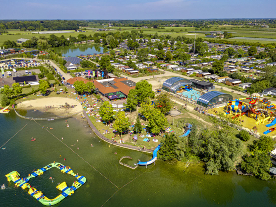 Grote luchtfoto van camping De Rotonde met het zwemmeer en de zwembaden