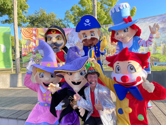 De vrolijke mascottes van Capfun zoals Carabouille staan klaar voor een foto