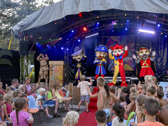Het animatieteam geeft een spectaculaire show op het podium voor een groot publiek