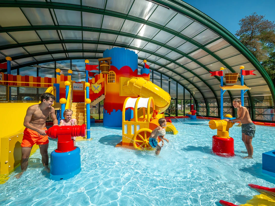 De kleurrijke waterspeeltuin in het binnenzwembad van de Scheepsbel
