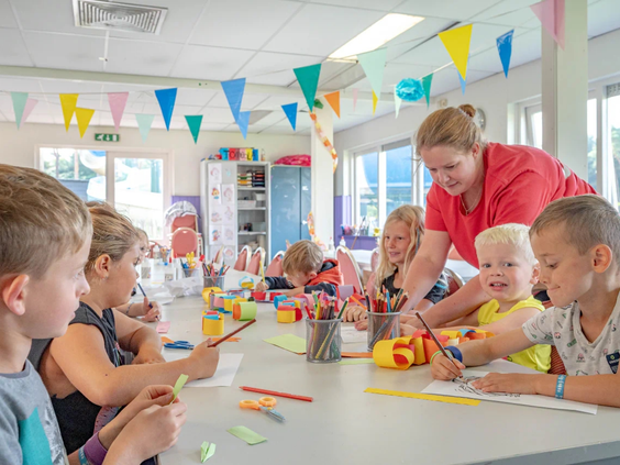 Kinderen maken creatieve kunstwerken tijdens de animatieclub