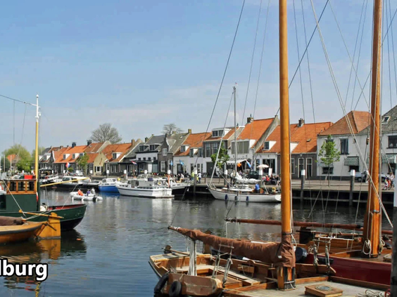 Zicht op een historische haven met vissersschepen nabij Nunspeet