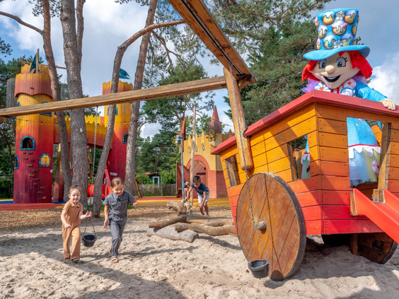 Kleine houten speelhuisjes in piratenthema voor kinderen