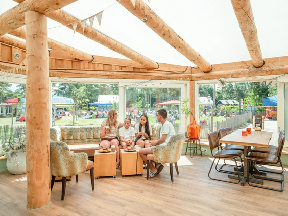 Het moderne en warme interieur van het familierestaurant op de Scheepsbel