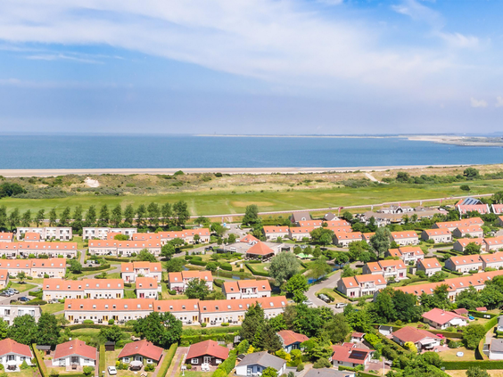 Luchtfoto van Vakantiepark De Soeten Haert in Renesse, gelegen vlakbij de Zeeuwse kust en de Noordzee.