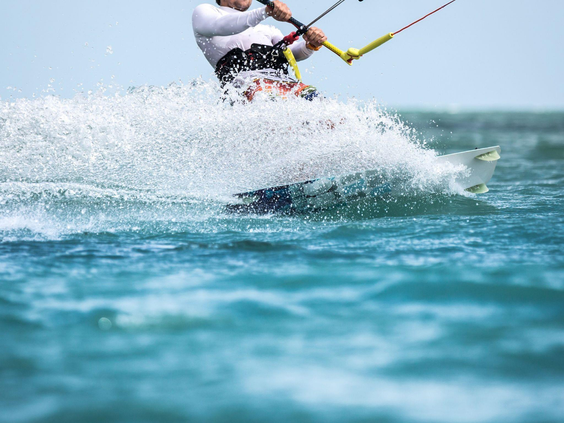 Een kitesurfer in actie op de golven van de Noordzee bij Renesse, vlakbij Vakantiepark De Soeten Haert.