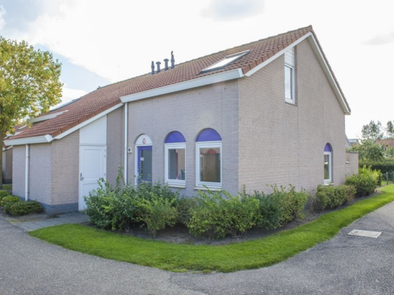 De buitenkant van een comfortabel vakantiehuisje op het groene Vakantiepark De Soeten Haert.