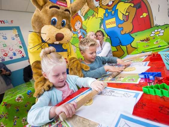 Kinderen knutselen samen met mascotte Koos Konijn in de Kids Club op een Roompot vakantiepark.
