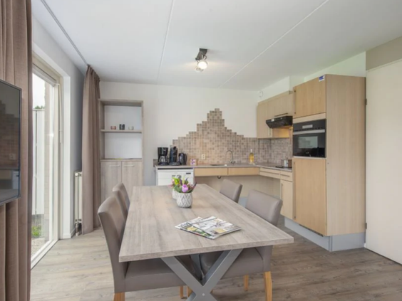 De moderne keuken met eettafel in een comfortabel vakantiehuis op Vakantiepark De Soeten Haert.
